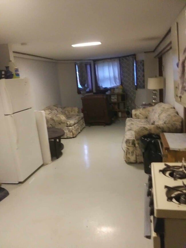 Building Photo - 3556 W McLean Ave Unit bastment garden apt.