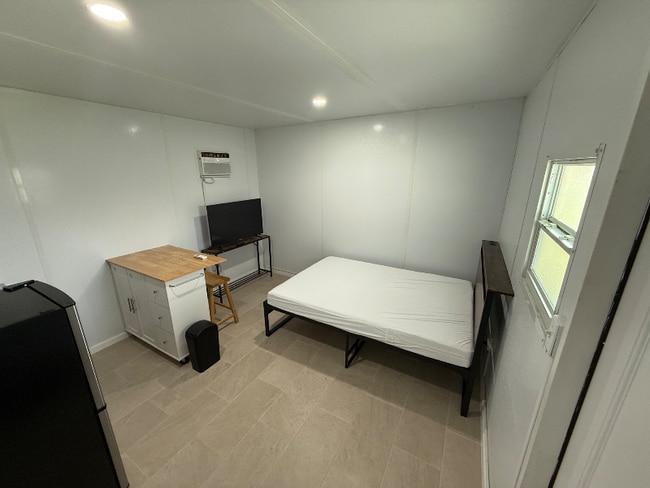 Photo - 231 W 41st St