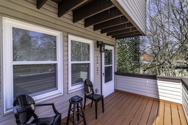 Building Photo - 916 Highview St