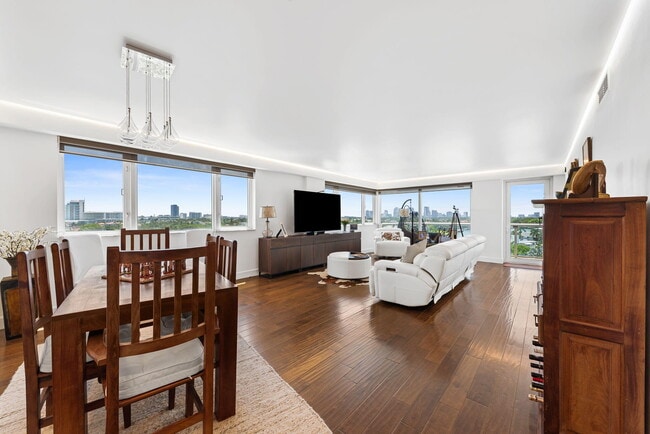 Building Photo - 3000 Holiday Dr Unit 905