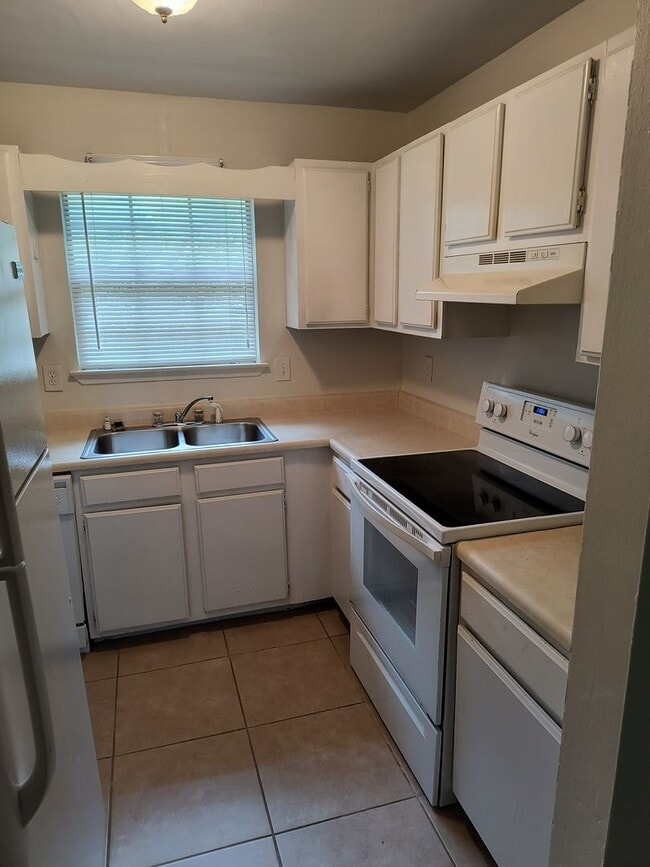 Building Photo - 3395 GreenBriar Triplex Unit A