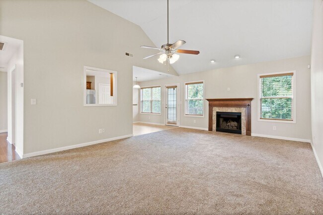 Building Photo - Come take a look at this 5 bedroom beauty!