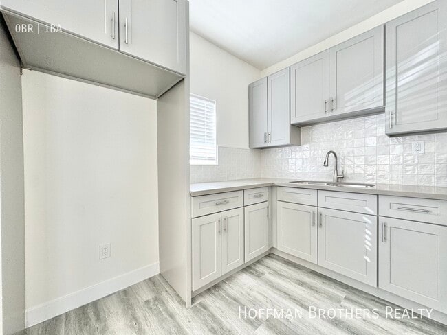 Photo - 1056 Normandie Ave Unidad 203