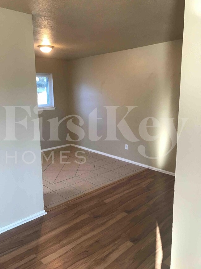 Photo - 701 E Mission St