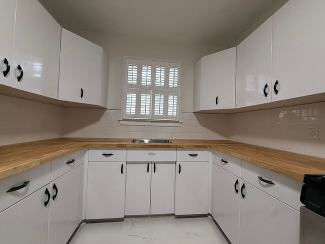 Building Photo - Available June 1st — Newly Remodeled 4BR / 2BA Home in Dalraida