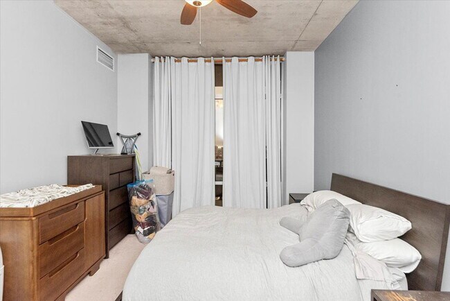 Photo - 720 N Larrabee St Unidad 1012