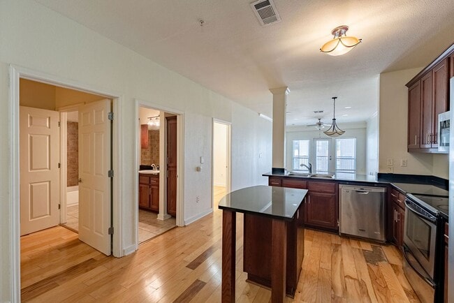 910 W 25th St