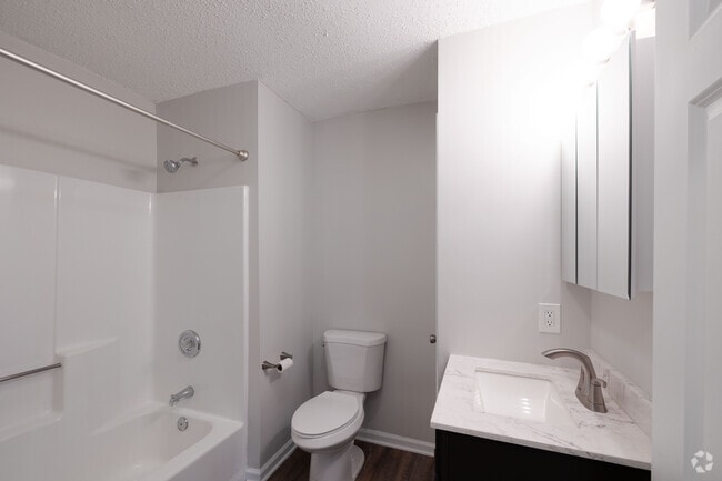 1BR, 1BA - 900SF - Bathroom