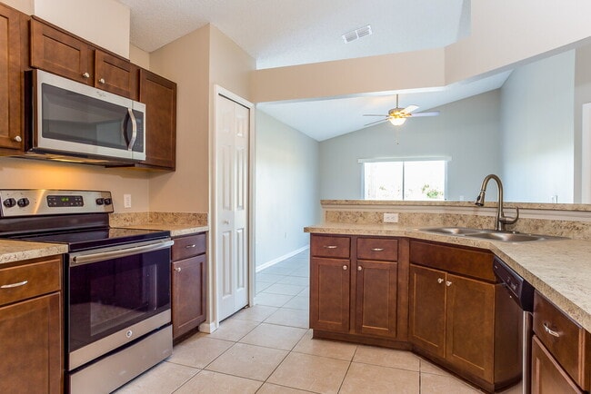 Photo - 142 Woodbury Pines Cir