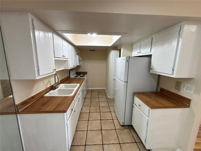 Photo - 5169 Vineland Rd Unit B208