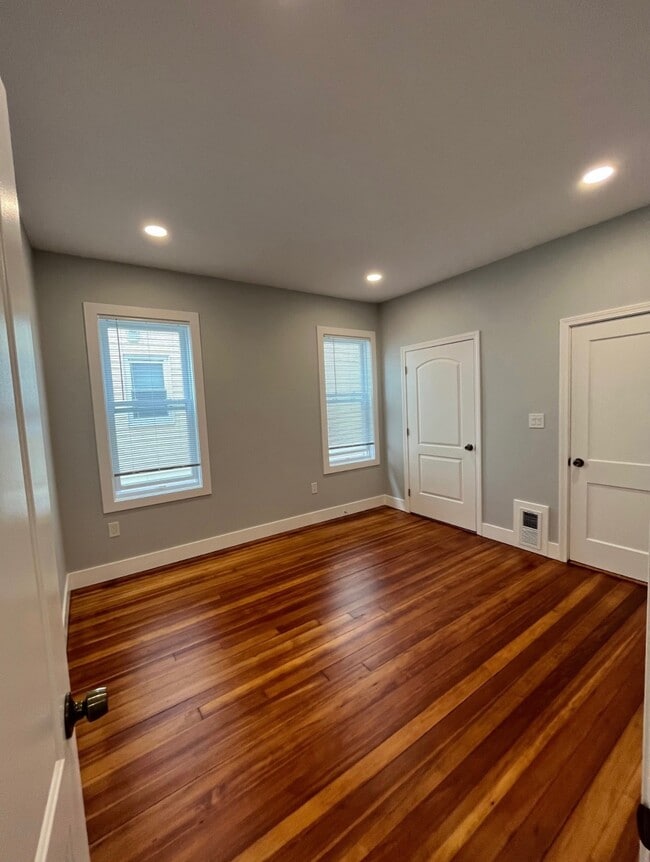 Building Photo - 31 Faywood Ave Unit 2 Rental