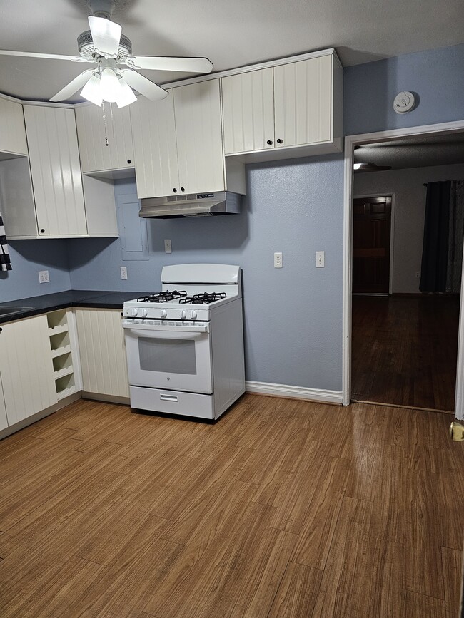 Kitchen - 249 W Hampton Ct