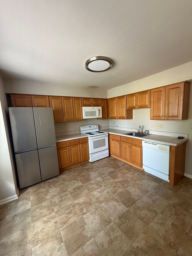 Photo - 3 Bed / 2.5 Bath Highlands Townhome