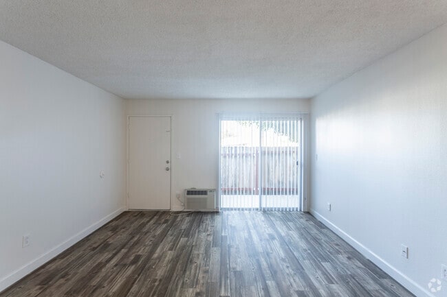 1 BR, 1 BA - 700 SF