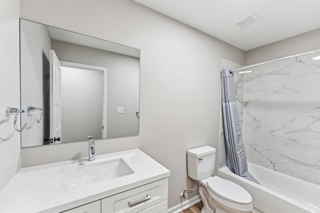 Photo - 1121 Edgewood Dr