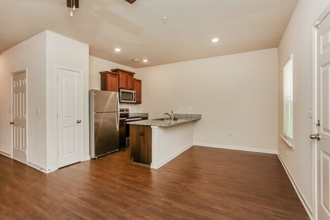 Photo - 408 Highwood Ln