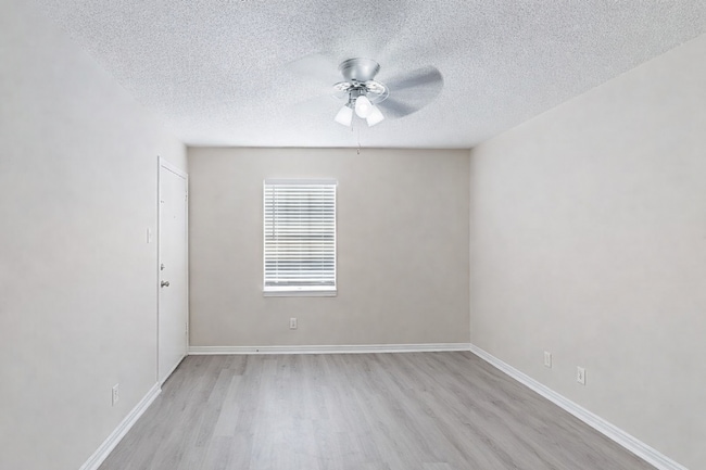 Photo - Heritage Oaks @ Navco (Promotion!)