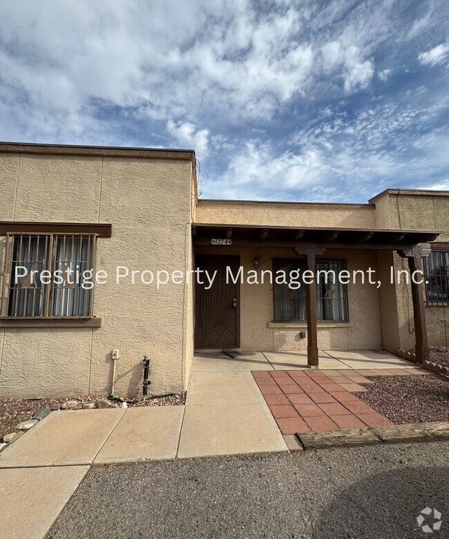 Building Photo - Cozy Townhouse with Bike trails, Screened ...
