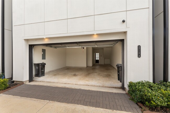 Building Photo - 2718 Grand Fountains Dr Unit B