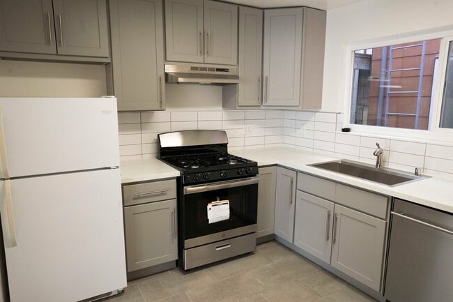 Photo - Mid-floor Flat in a duplex located in the Inner Richmond / Laurel Heights.