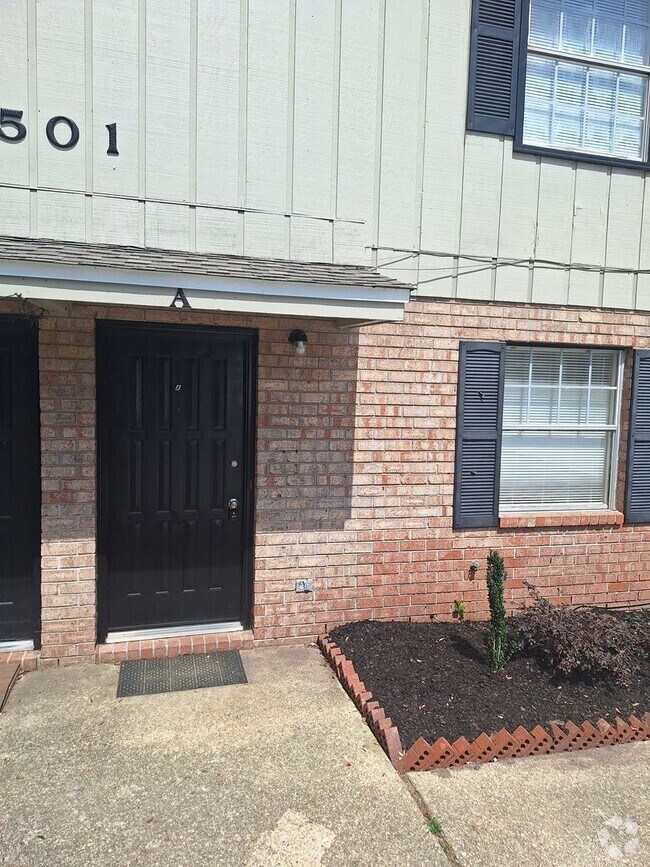 Building Photo - Renovated townhome in a convenient location