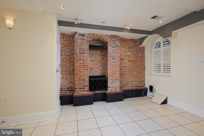 Photo - 910 T St NW
