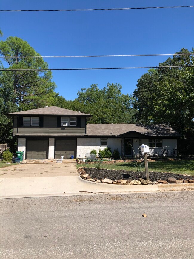 Freshly updated exterior in historic neighborhood - 1301 Kendolph Dr Unit Room 1