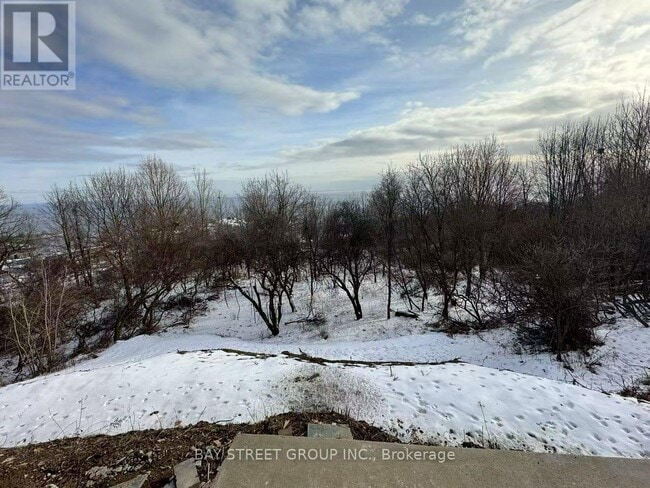 Photo - 11 Redland Crescent W