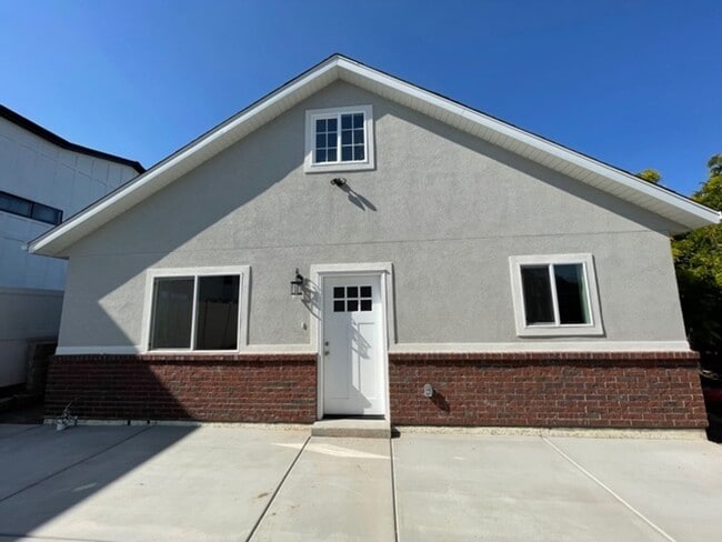 Building Photo - Single-Level 2 Bed / 2 Bath | Garage Available June 1st