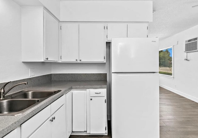 Building Photo - Affordable living at The Davis Apartments! Unit Davis-135 Davis - 1