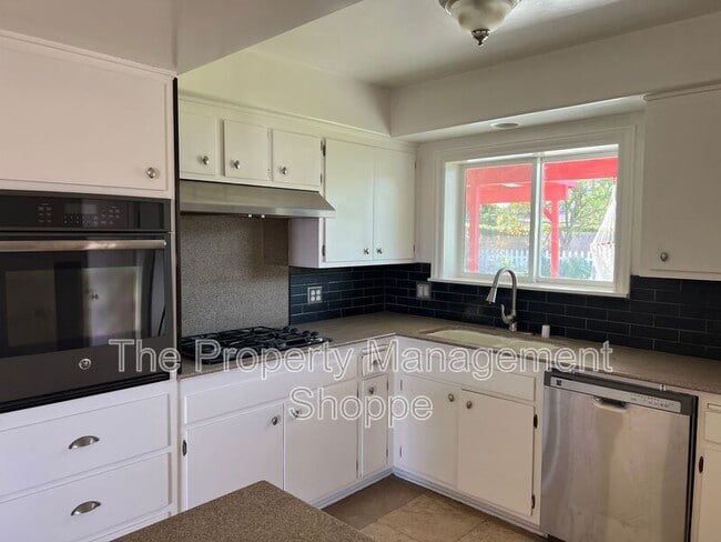 851 Montgomery Ave