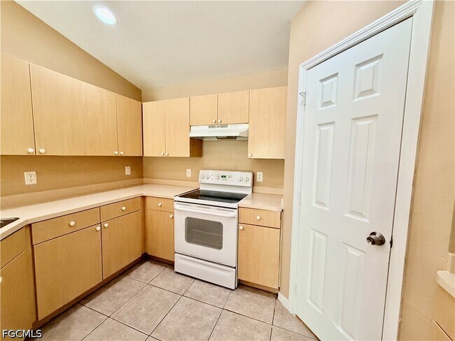 Photo - 635 Hawthorne Ave S