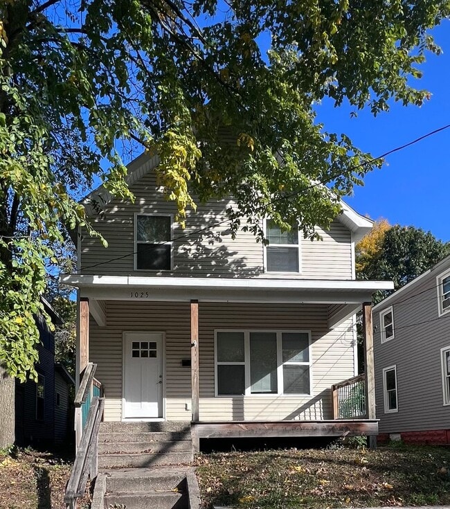 Building Photo - Three Bedroom Single Family Home - Close to everything!