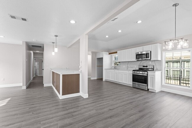 Photo - 2435 Sharon St