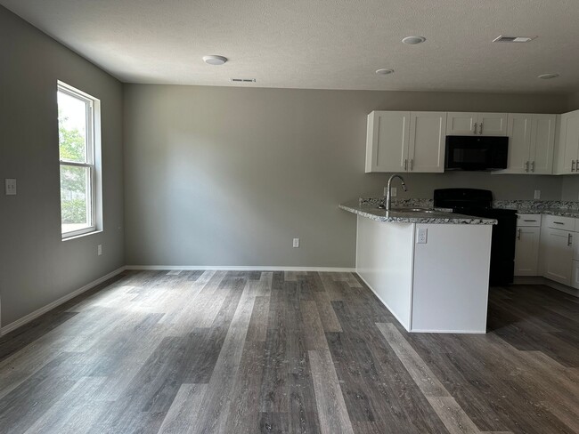 Photo - Fenced 3 bedroom home-Westbury Gardens!