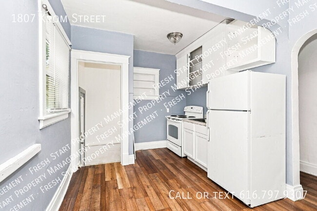 1807 Krom St