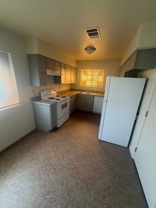 Building Photo - Three Bedroom Two Bathroom Duplex for Rent