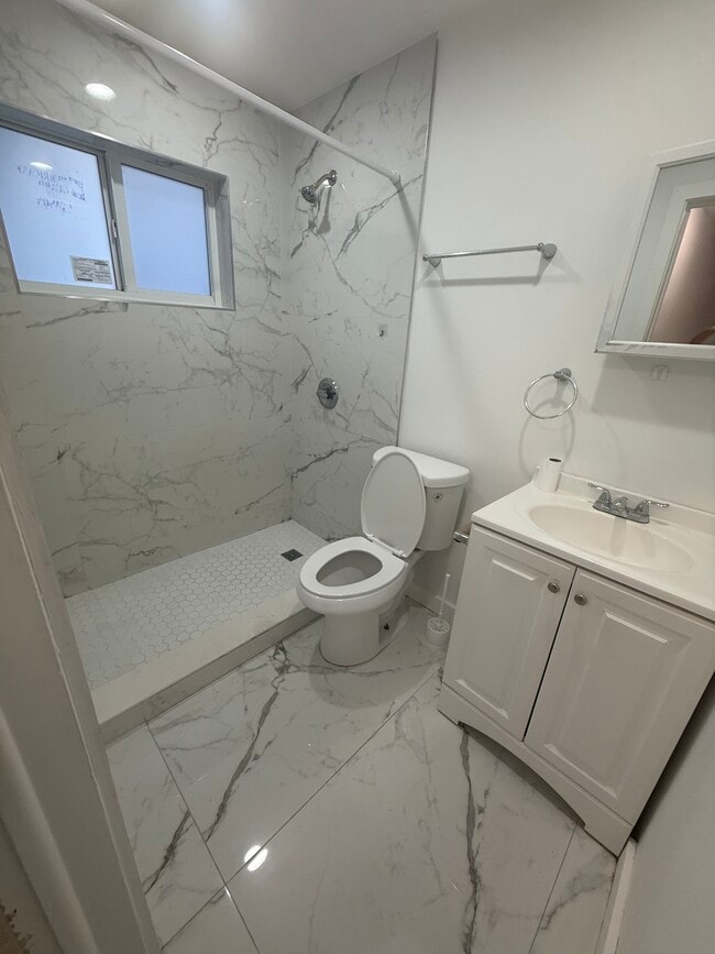 Building Photo - 1608 NW 58th Ter Unit C