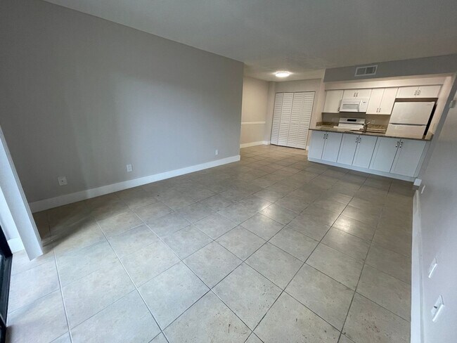 Building Photo - ANNUAL RENTAL - 2 BED / 2 BATH CONDO AT MY...