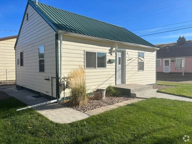 Building Photo - Charming 3 Bedroom Home with Garage