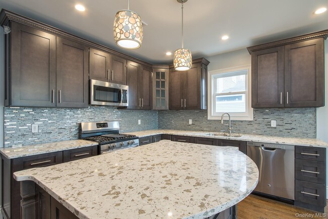 Photo - 535 E Walnut St Unit Main