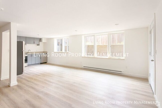 Building Photo - 4208 SE Stark St Unit B Rental