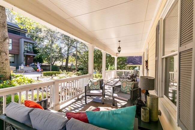 Photo - 1084 Sanders Ave SE