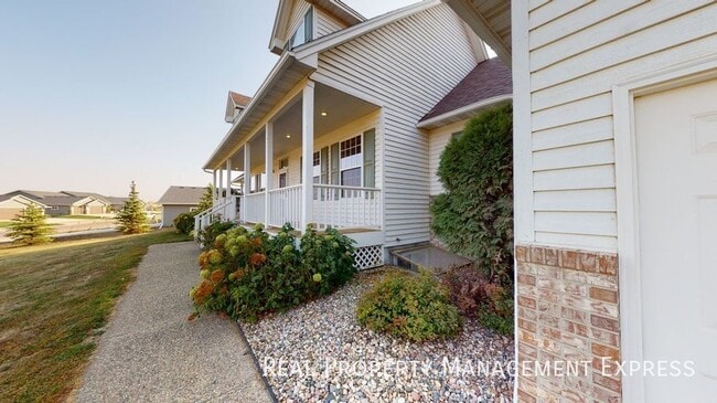 Photo - 305 N Pine Lake Dr