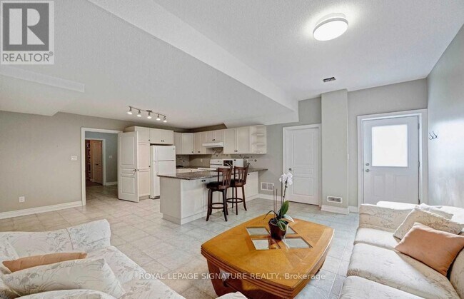 Photo - 975 Fredonia Dr