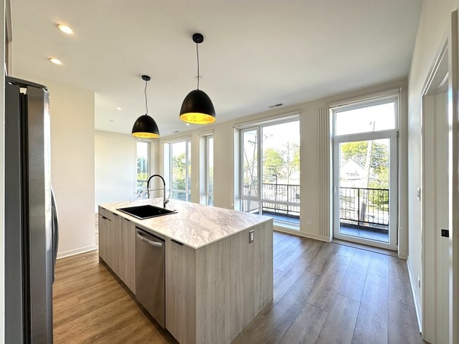 Photo - 6340 W Belmont Ave Unidad 102