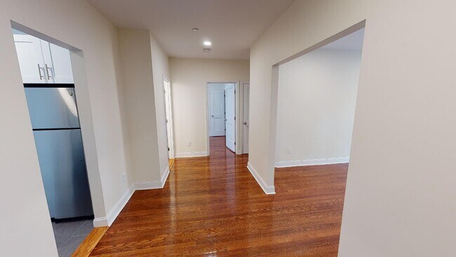 Building Photo - 123 Sutherland Rd Unit L