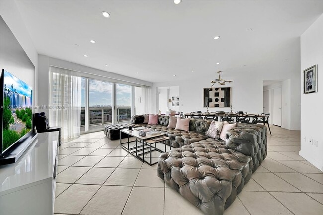 Building Photo - 9601 Collins Ave Unit 809