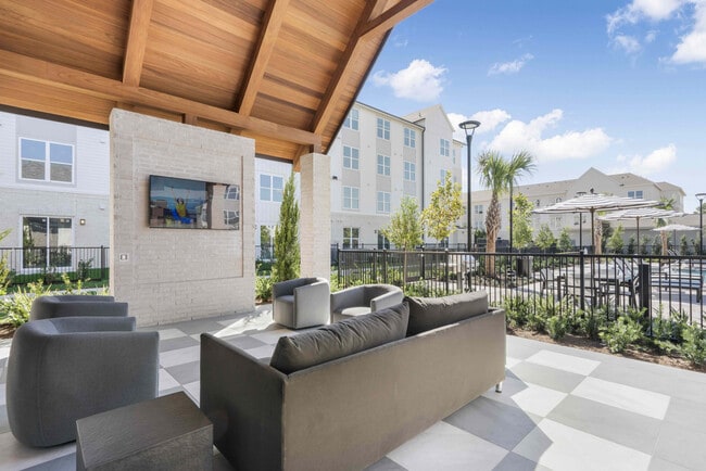 Photo - Hanover Lakemont