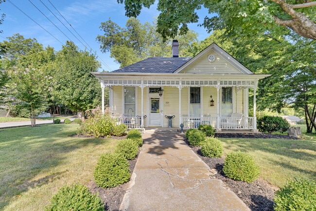 Building Photo - Beautiful Furnished 3 Bedroom Home in Historic District